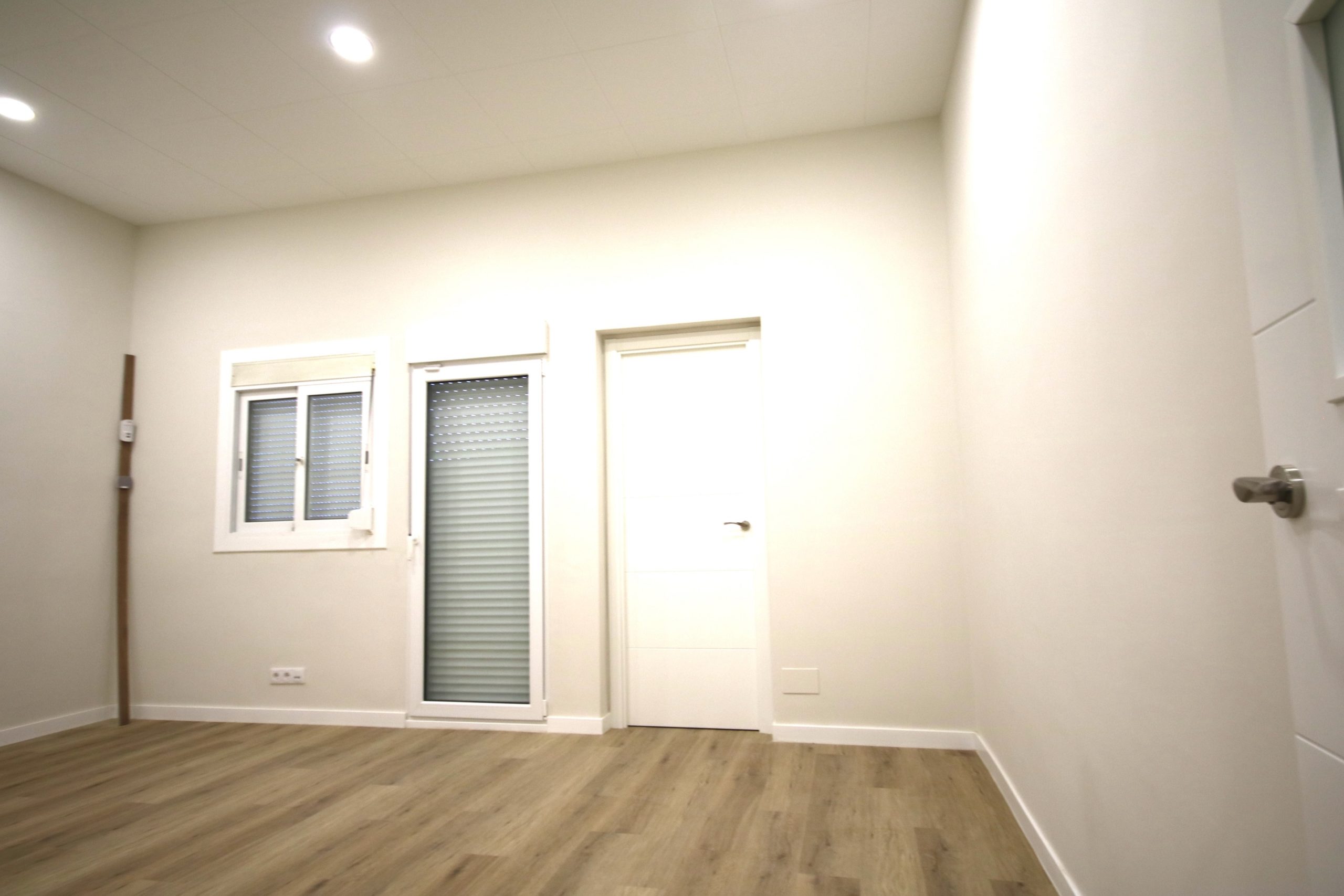 Planta baixa reformada amb pati privat!